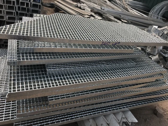 VIết Bài có outline Sàn grating composite cho chăn nuôi - Giải pháp tối ưu cho trang trại hiện đại