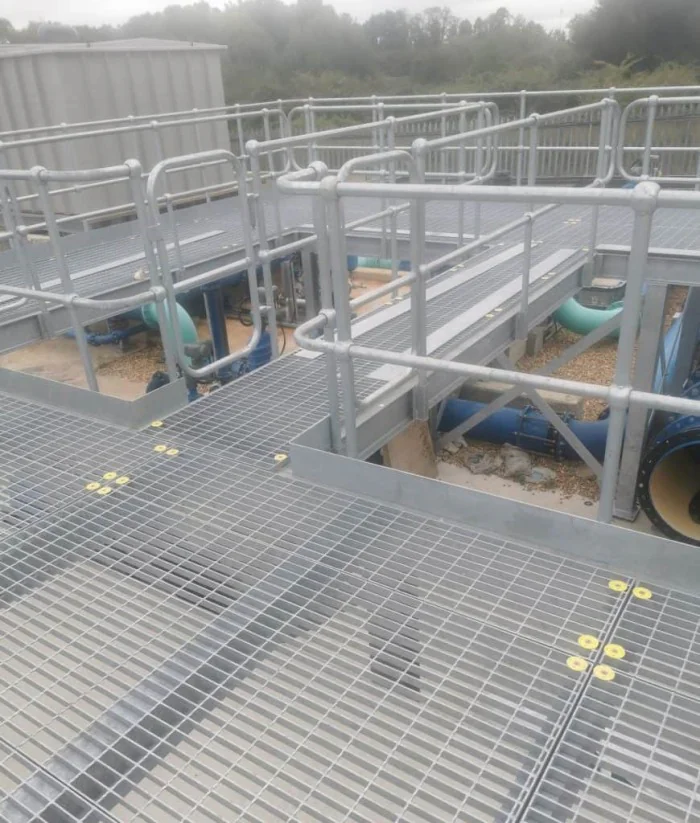 So sánh sàn grating composite và sàn thép truyền thống